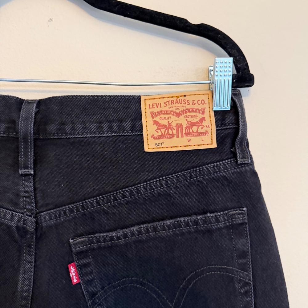 Levis 501 Original High Rise Distressed Denim Shorts Black Size 30 56327-0268 - Picture 4 of 7